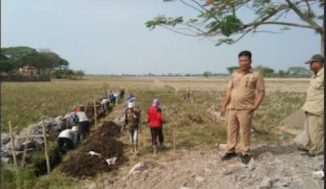 Pemerintahan Desa Pranti membuat jalan Poros desa.