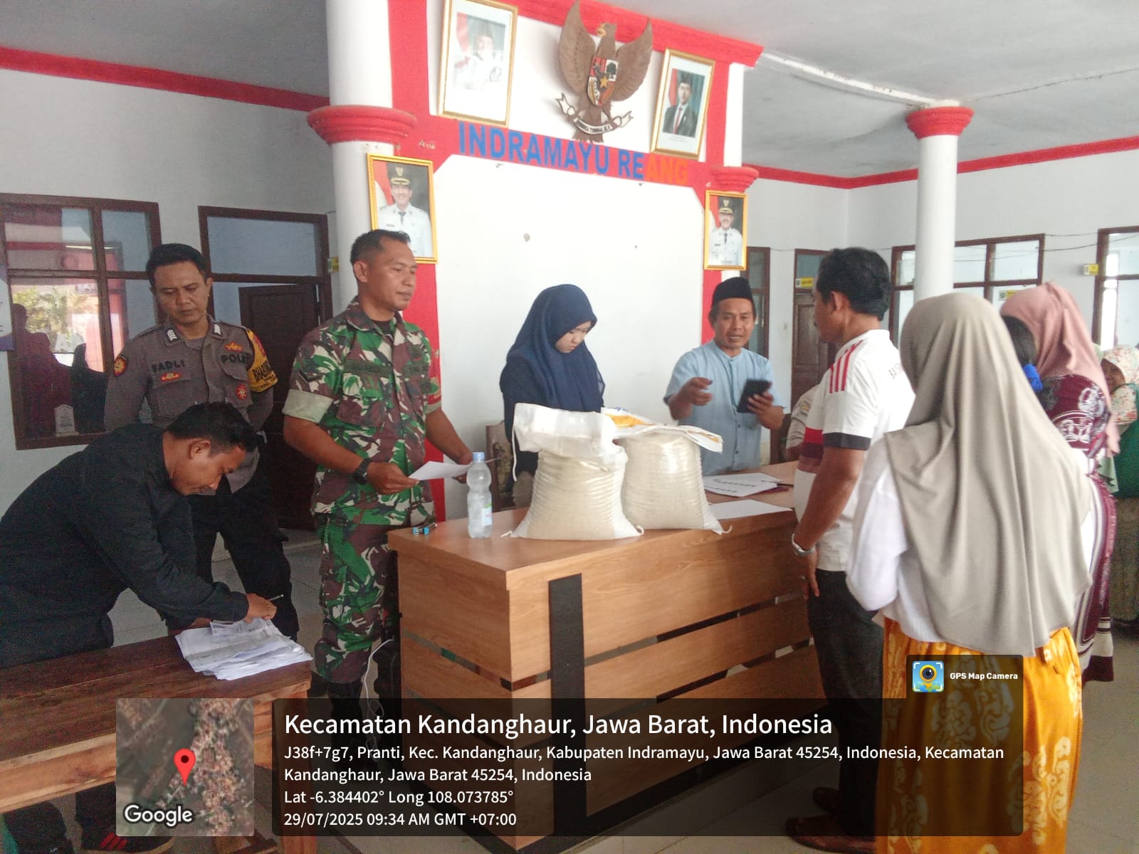 Polsek Kandanghaur Dukung Program Bantuan Pangan, Monitoring Penyaluran Beras di Desa Pranti